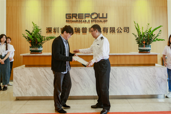 觀瀾海關 燕宇 關長(右)向格瑞普總經理 劉冰(左)頒發海關AEO高級認證證書